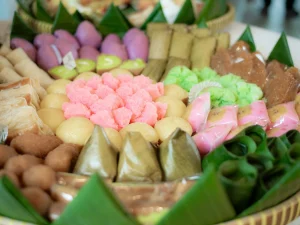 10 Snack Hajatan Tradisional yang Selalu Dicari di Acara Pernikahan